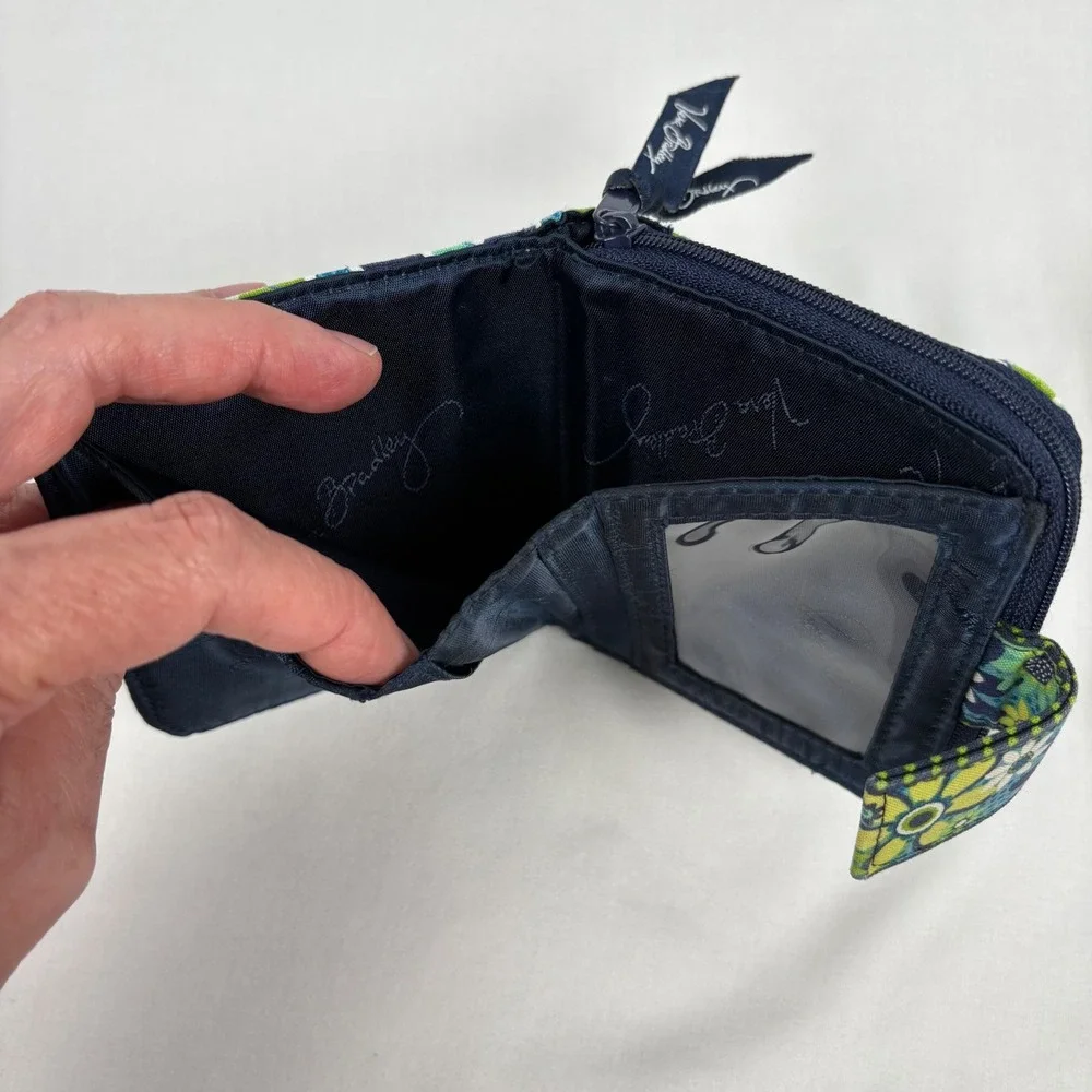 Vera Bradley Bifold Wallet Blue Green Daisy Daisy Quilted Floral Coin Pocket - Picture 4 of 10